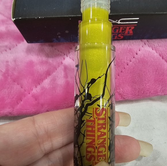 MAC + Stranger Things Lipgloss Marvelous Max - Picture 2 of 9